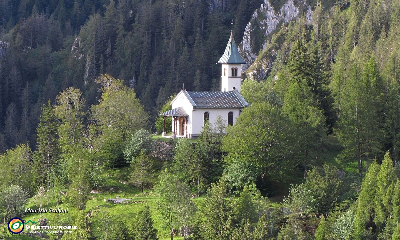 07 Dal bosco spunta la Chiesetta di S. Maria....JPG